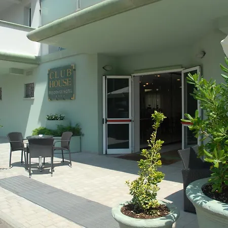 Aparthotel Club House 4*