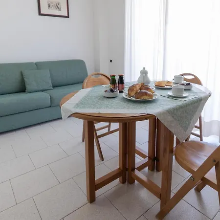 Aparthotel Club House 4*