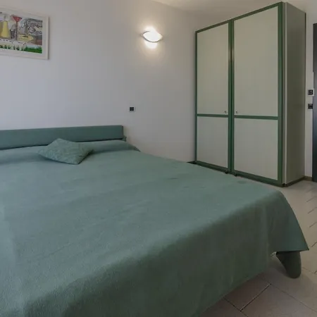 Club House Aparthotel 4*