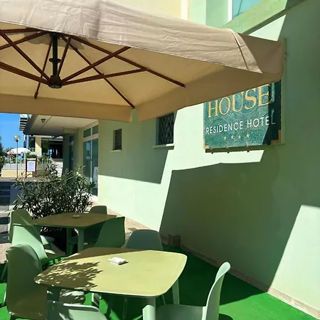Club House Aparthotel 4*