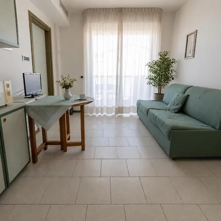 Aparthotel Club House 4*
