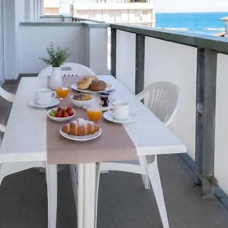 Aparthotel Club House 4*
