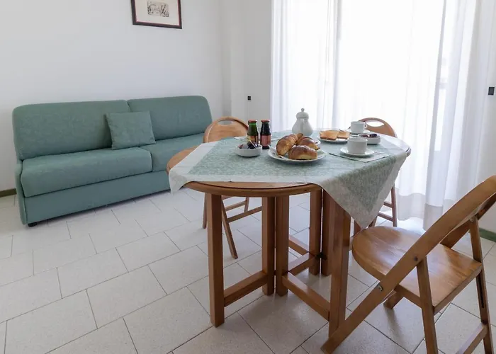 Aparthotel Club House 4*